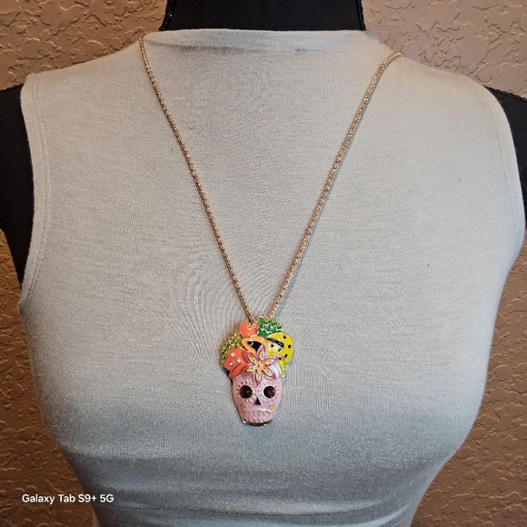 NWT PINK SUGAR SKULL STATEMENT NECKLACE - Picture 3 of 3